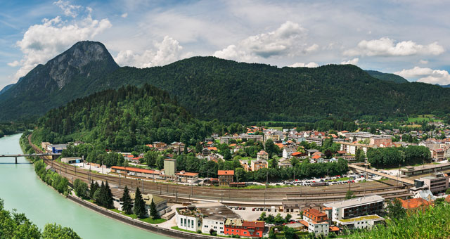 Stadt Kufstein mit Blick auf Bahnnetz