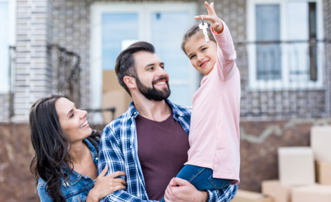 Immobilienmakler Kufstein Familie Schüsselübergabe Symbolbild